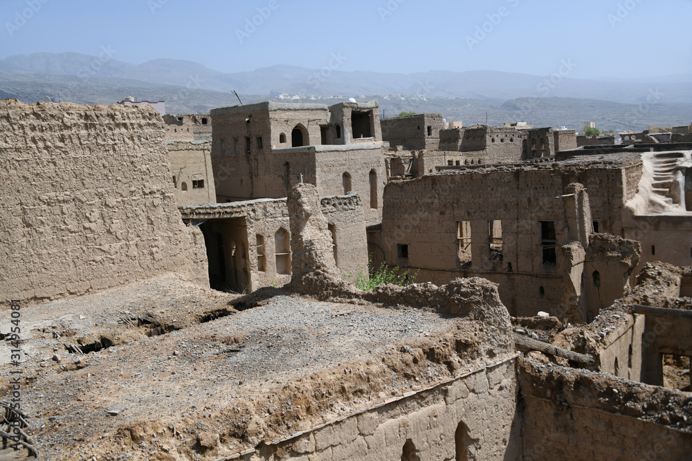 Die berühmte verlassene Geisterstadt Jazirat oder Jazirah al Hamra liegt am Fuße des Jebel Shams Gebirige im Omam. Die verfallenen Häuser wurden hauptsächlich mit dem Mörtel Sarooj erbaut. 