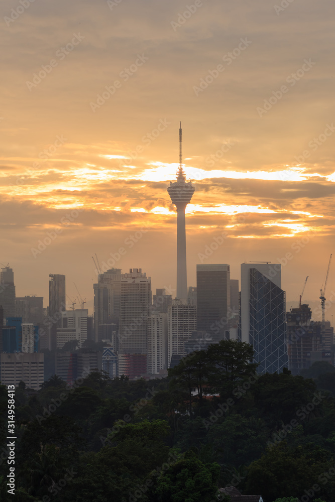Obraz premium kuala lumpur city skyline during sunrise