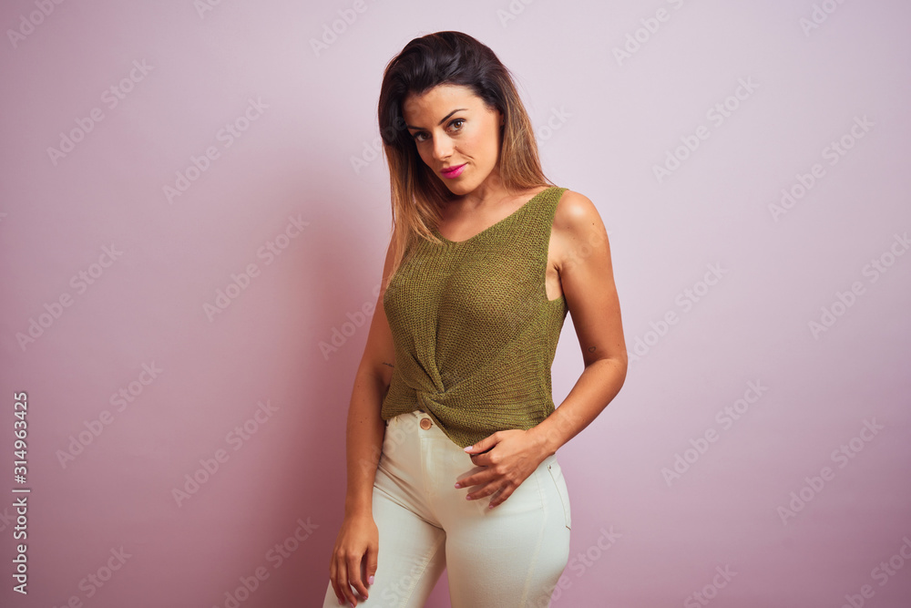 Obraz premium Young beautiful hispanic woman standing wearing green t-shirt