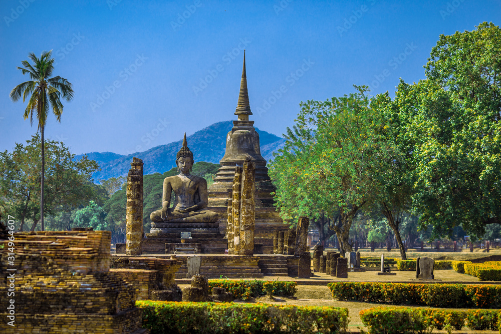 Obraz premium Background, the landmark of the Buddhist tourist attraction in Sukhothai Historical Park, tourists all over the world come to see the beauty always in Thailand.