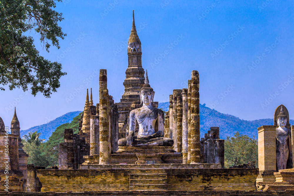 Obraz premium Background, the landmark of the Buddhist tourist attraction in Sukhothai Historical Park, tourists all over the world come to see the beauty always in Thailand.