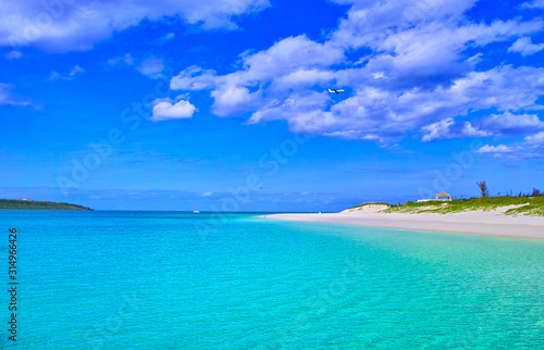 真夏の沖縄県宮古島、与那覇前浜ビーチの風景