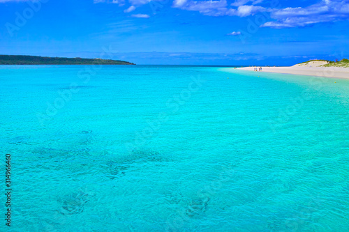 真夏の沖縄県宮古島、与那覇前浜ビーチの風景