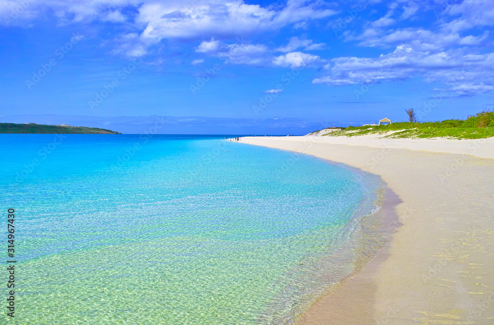 真夏の沖縄県宮古島、与那覇前浜ビーチの風景
