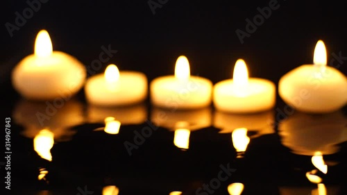 Wallpaper Mural キャンドルと水面に落ちる滴のスローモーション動画 Torontodigital.ca