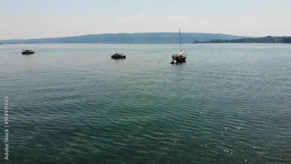 Schlauchboot Segelboot Motorboot auf einem See im Urlaub Schlauchboot Segelboot Motorboot auf einem See im Urlaub