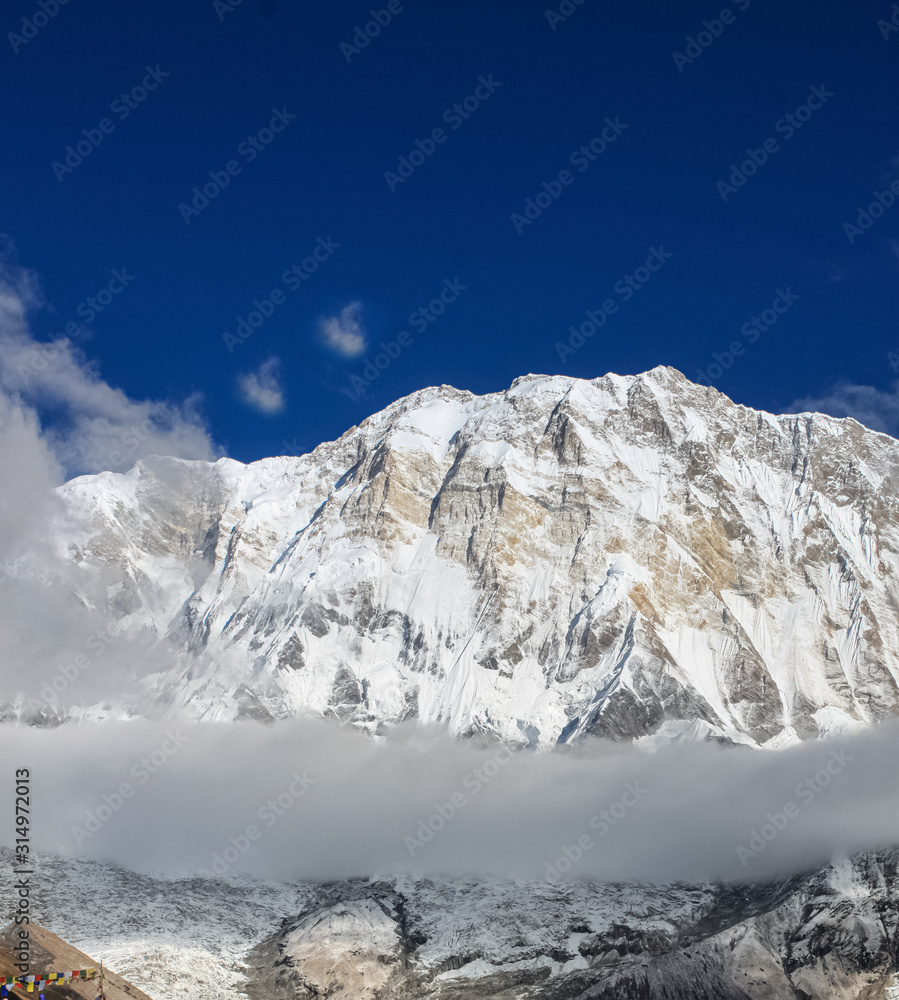 Obraz premium Snow-covered Mountain With Blue Sky, Cloud and Fog