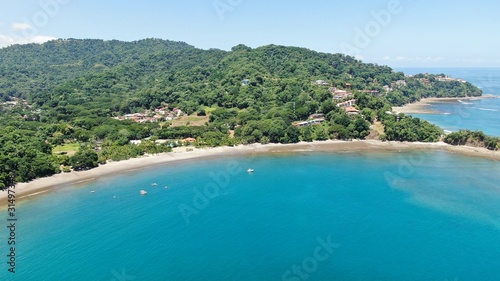 Vista aerea de playa Mantas en Punta Leona, Costa Rica