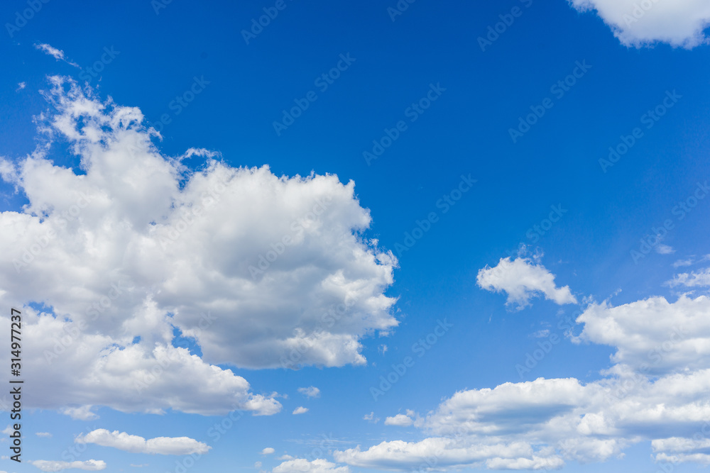 Fototapeta premium Blue sky on a sunny day with fluffy clouds
