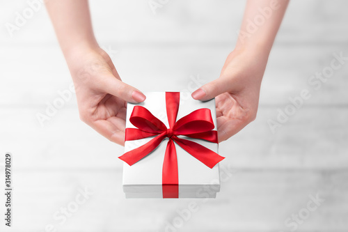 プレゼントの箱を渡す女性のイメージ