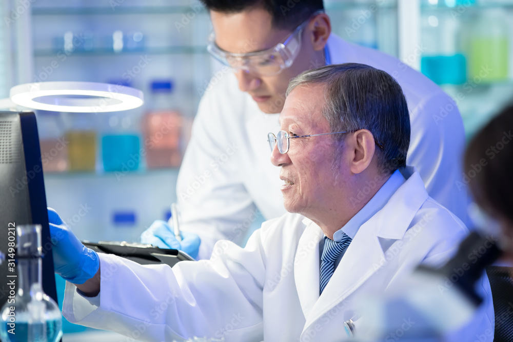 Obraz premium asian scientist team meeting