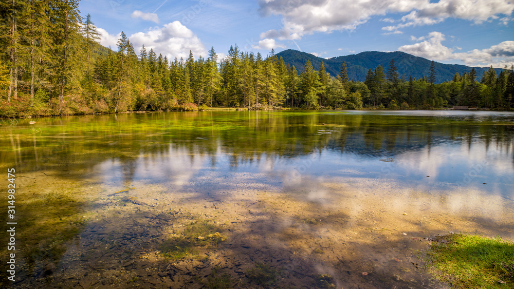 der grüne See in der Steiermark im Herbst der grüne See in der Steiermark im Herbst