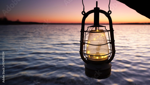 leuchtende Laterne am Meer © Jenny Sturm