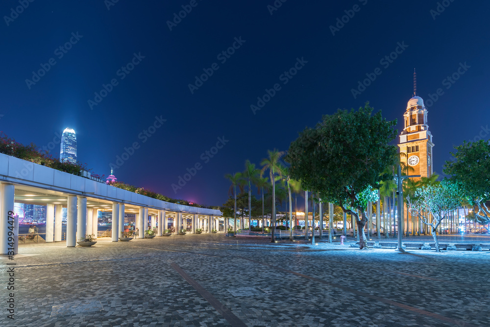 Obraz premium Clock tower and public park in downtown of Hong Kong city