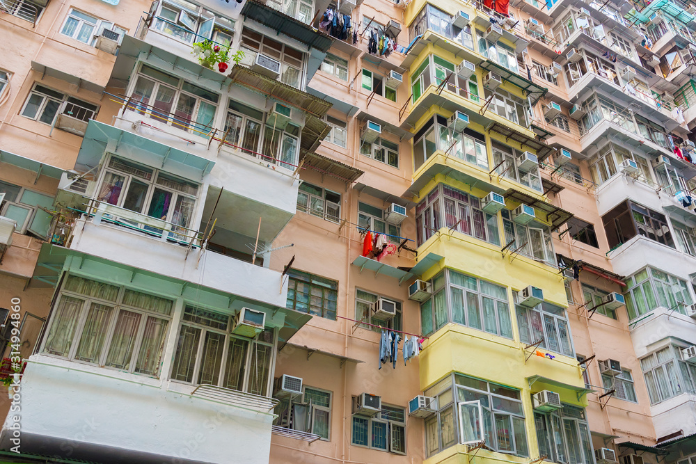 Obraz premium Old residential building in Hong Kong city