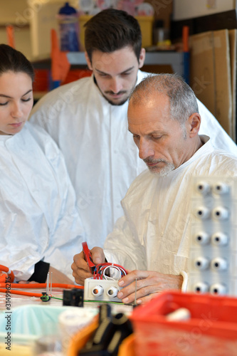 Fotografie Engineer with trainees in microelectronics industry