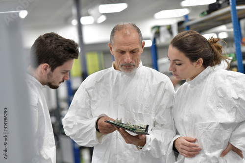 Photos Engineer with trainees in microelectronics industry