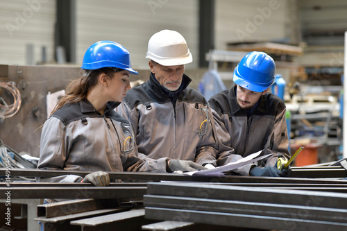Foto Apprentice working in steelworks plant, with instructor