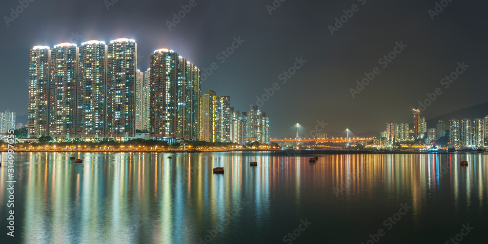 Obraz premium Panorama portu w Hongkongu w nocy