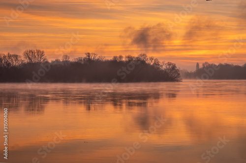 Fototapeta Naklejka Na Ścianę i Meble -  lever de soleil sur la Loire