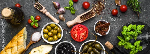 Obraz  z motywem Mediterranean food background. Cooking ingredients on dark stone.