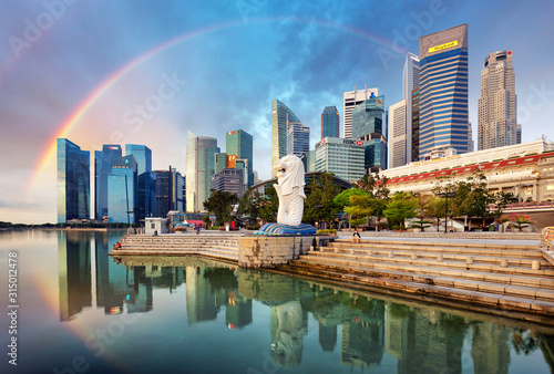 Canvas Print SINGAPORE - OCTOBER 11: Singapore - Merlion fountain with rainbow in front of th