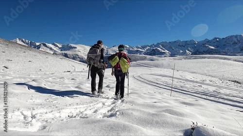 Couple marchant sur la neige à Hautacam Pyrénées photo