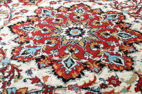 Antigua alfombra persa con motivos. vista superior