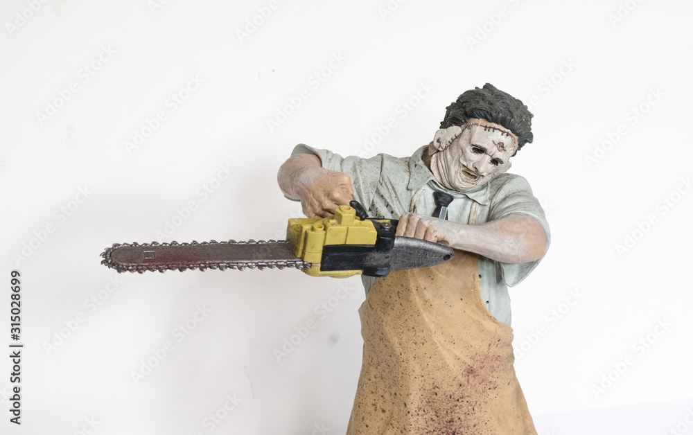 london, england, 05/05/2018 Texas chainsaw massacre large 18 inch  collectable action figure. Leatherface.Jedidiah Sawyer wielding a chainsaw.  Scary Horror movie halloween film. foto de Stock | Adobe Stock