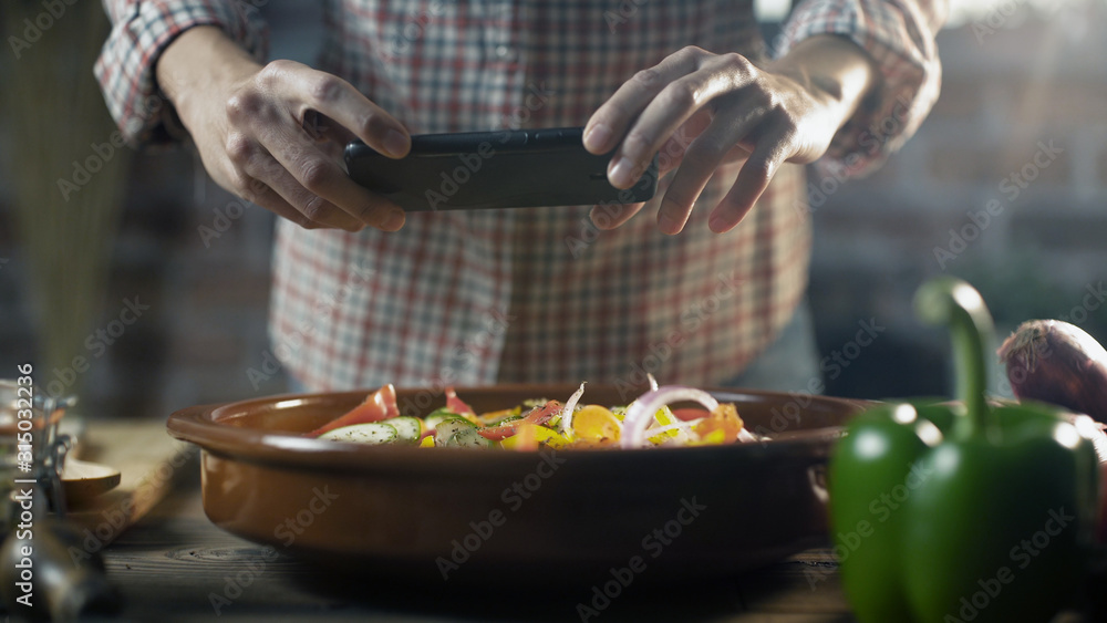 Εκτύπωση καμβά Woman taking a picture of her healthy recipe