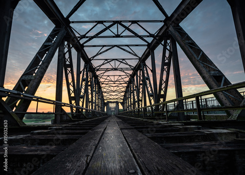 Eisenbahnbrücke im Sonnenuntergangslicht