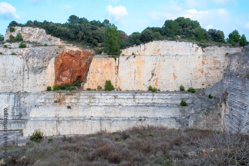 Fotografie Ancient unused abandoned stone quarry
