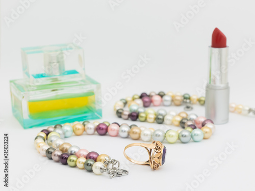 Luksusowy prezent, sznury pereł, czerwona szminka, perfumy i złoty pierścień