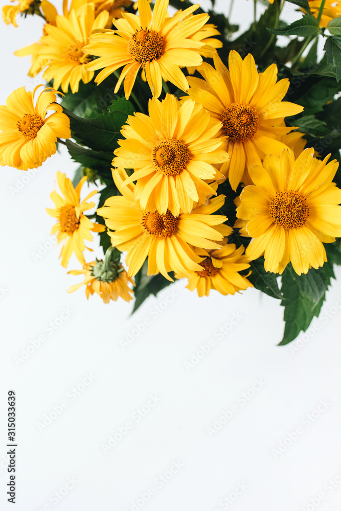 Naklejka premium Yellow daisy flowers bouquet isolated on white background. Holiday, Valentine's day present.