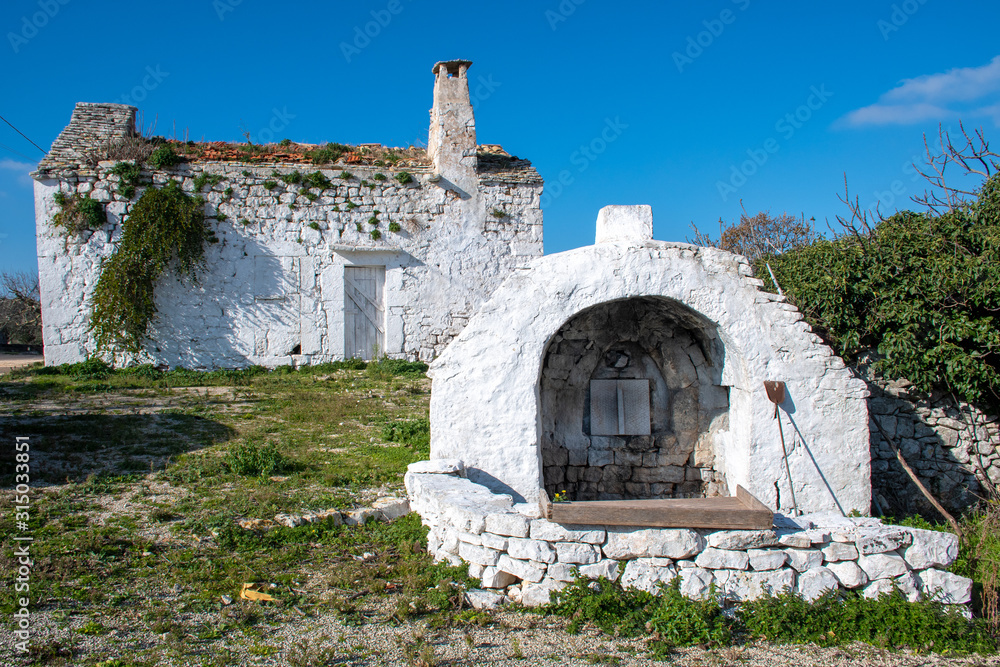 Φωτογραφία Ancient old stone oven in a countryside village in Puglia, Italy, Europe