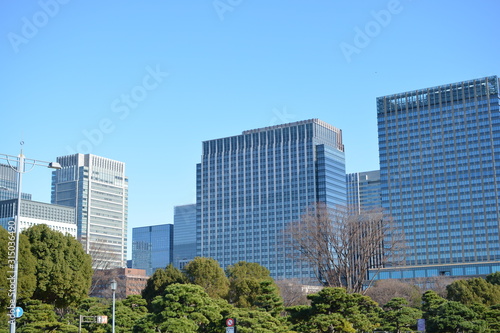 ２０２０年東京オリンピックの年の東京の風景 正月の丸の内のビル群の風景