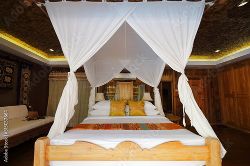 東南アジア、リゾートホテルのヴィラの部屋のイメージ