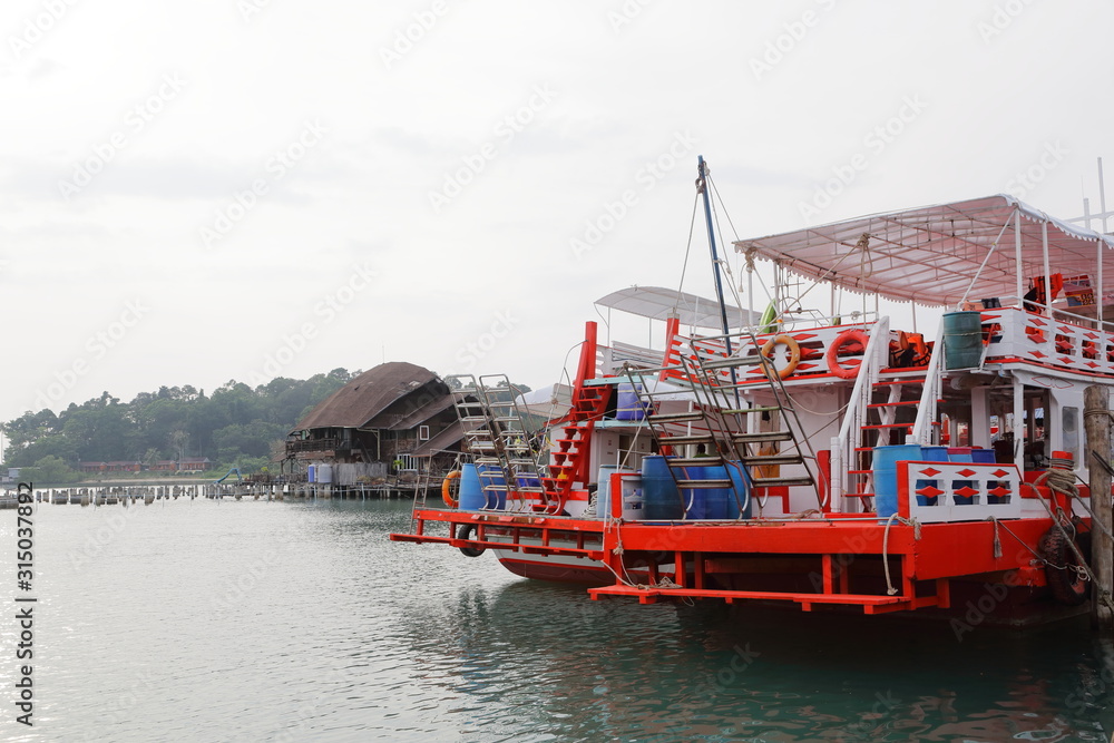 タイ、チャーン島から離島への観光船