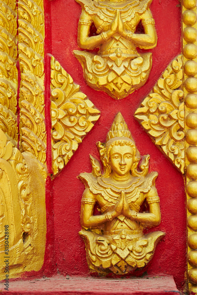 Travelling Laos, temple gold decoration 