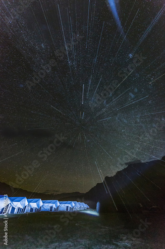 Fototapeta Naklejka Na Ścianę i Meble -  Star burst above mountains near sarchu, india