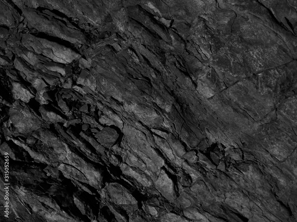 Fototapeta Czarna góra tekstury. Zbliżenie. Ciemnoszary tło grunge. Kamienne tło. Czarno-białe tło. Tekstura skały monochromatyczne.
