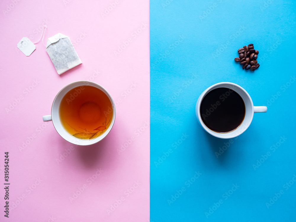 Eine Tasse Tee mit Teebeutel und eine Tasse Kaffe mit Kaffebohnen auf einem rosa und blauen Hintergrund, Gegensätze - obrazy, fototapety, plakaty 