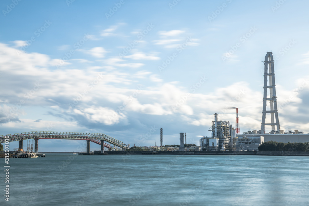 Obraz premium Kompleks Yokkaichi Widok fabryki kopuł Yokkaichi od frontu