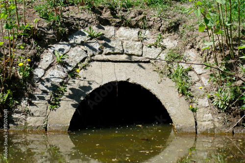 Kanalrohr aus Stein an einem Gewässer © detailfoto