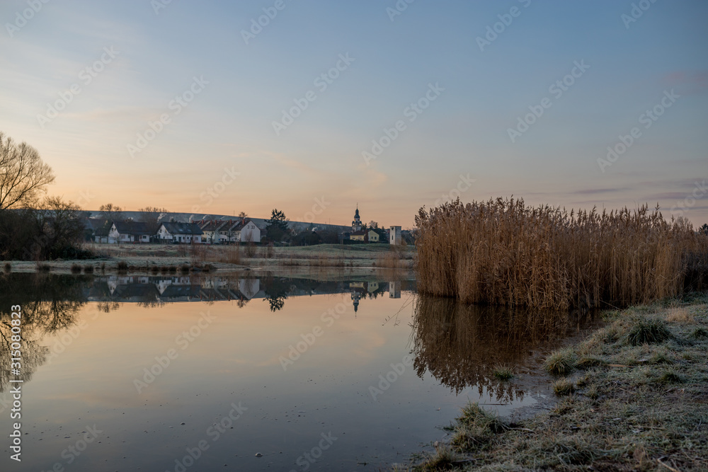 Obraz premium Sonnenaufgang über einem See