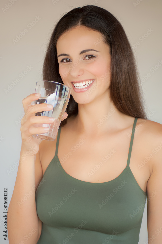 Ragazza sorridente con bicchiere di acqua Ragazza sorridente con bicchiere di acqua
