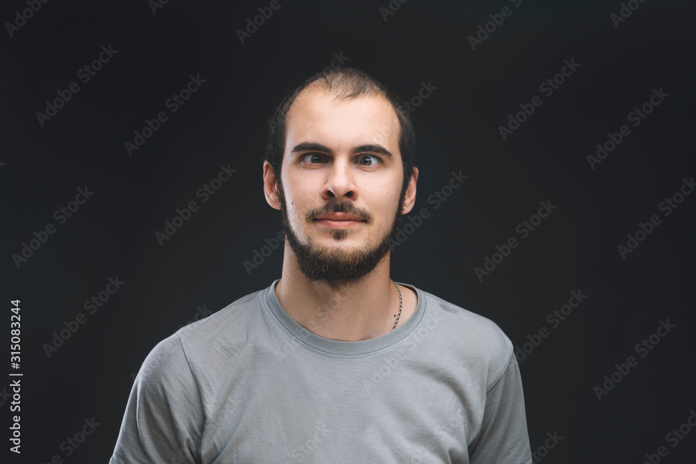 Obraz premium man looking at nose