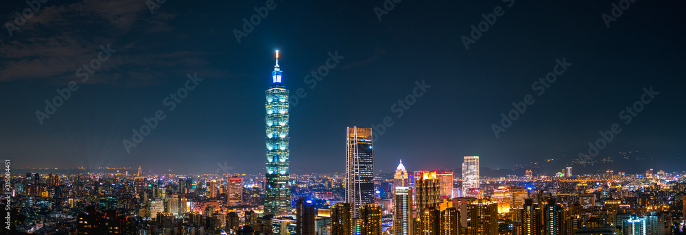 Naklejka premium scena pejzażowa, wieża Taipei 101 i inne budynki. Tajwan.