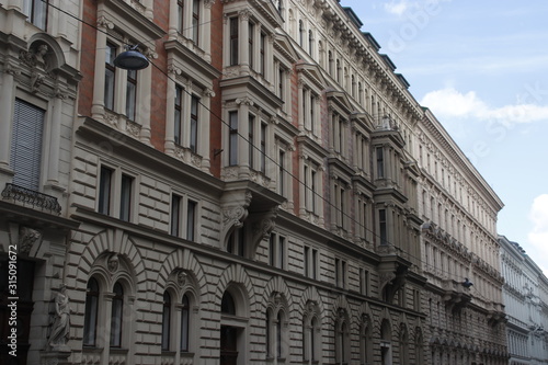 Classic architecture in the downtown of Vienna © Laiotz