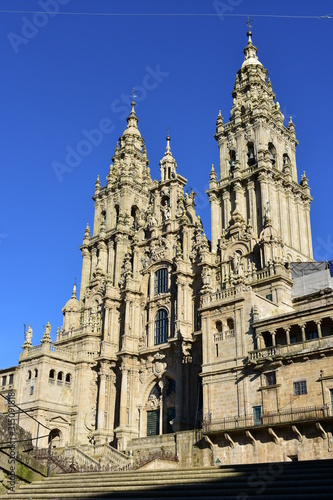 Fototapet Cathedral, baroque facade and towers from Praza do Obradoiro with blue sky